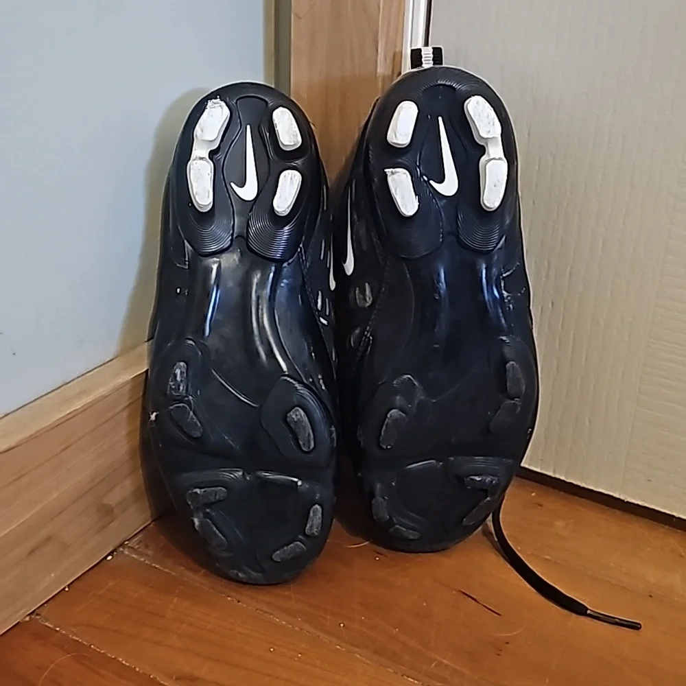 Kids nike size 3.5 cleats - Picture 6 of 6